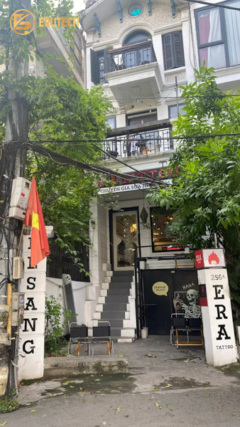 Era Tattoo là một trong những studio tattoo nổi tiếng tại Hà Nội, được biết đến với phong cách nghệ thuật độc đáo và dịch vụ chỉnh sửa hình xăm chuyên nghiệp.
