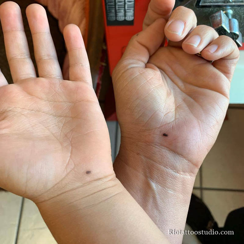 Xăm nốt ruồi son ở cổ tay và mu bàn tay cho nữ giúp thu hút tài lộc và tạo điểm nhấn cá tính