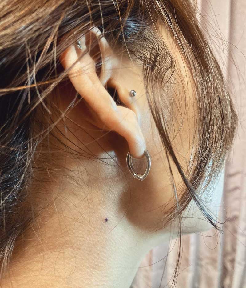 Xăm nốt ruồi son sau tai hoặc gần vành tai cho nữ mang lại may mắn và phong thủy tích cực