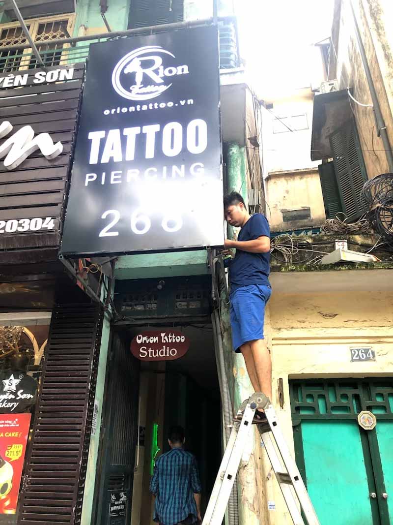 Mặt tiền cửa hàng Orion Tattoo với không gian studio xăm hình