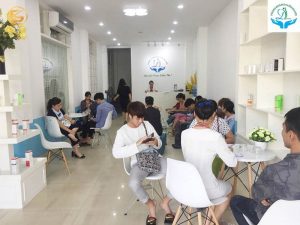 Chuyên gia đang trực tiếp soi da và tư vấn phác đồ cho khách hàng tại phòng khám, tư vân về các liệu trình triệt chân tóc