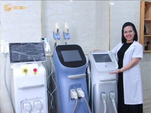 Chuyên gia giới thiệu thiết bị công nghệ cao tại địa chỉ triệt lông lưng uy tín, giúp mang lại hiệu quả vượt trội.