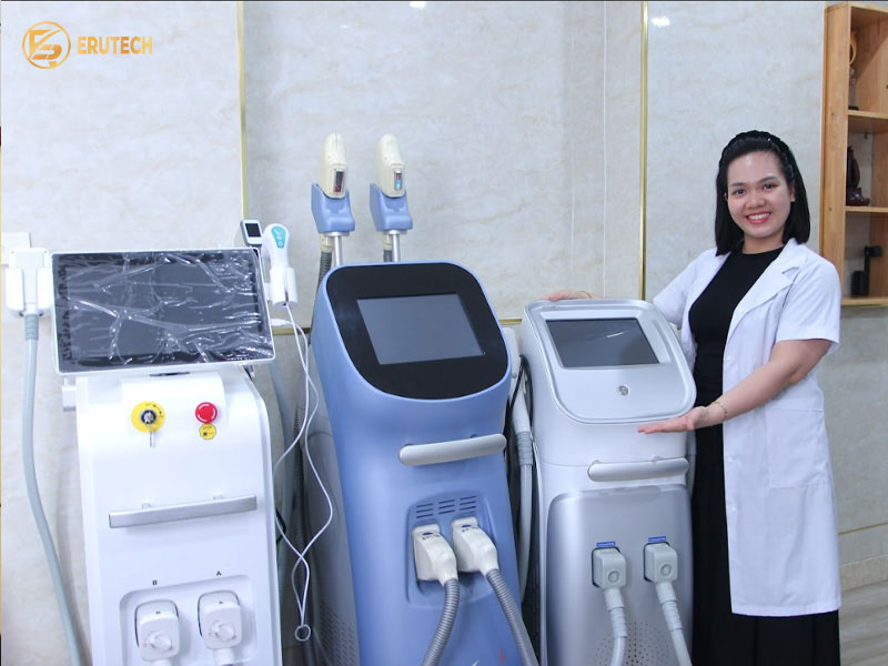 Chuyên gia giới thiệu thiết bị công nghệ cao tại địa chỉ triệt lông lưng uy tín, giúp mang lại hiệu quả vượt trội.