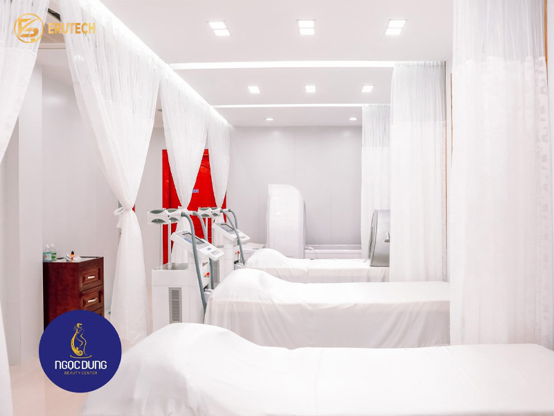 Không gian phòng dịch vụ tiện nghi tại Ngọc Dung Beauty Center, địa chỉ triệt lông lưng uy tín, đảm bảo vô trùng.