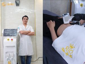 Chuyên gia của địa chỉ triệt lông nam uy tín đang thực hiện liệu trình bằng máy triệt lông công nghệ cao Erutech tại thẩm mỹ Rio.