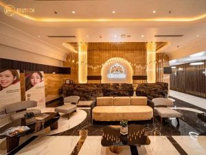 Không gian sảnh đón tiếp sang trọng tại Bệnh viện Hồng Ngọc, địa chỉ triệt lông nam uy tín và chất lượng.