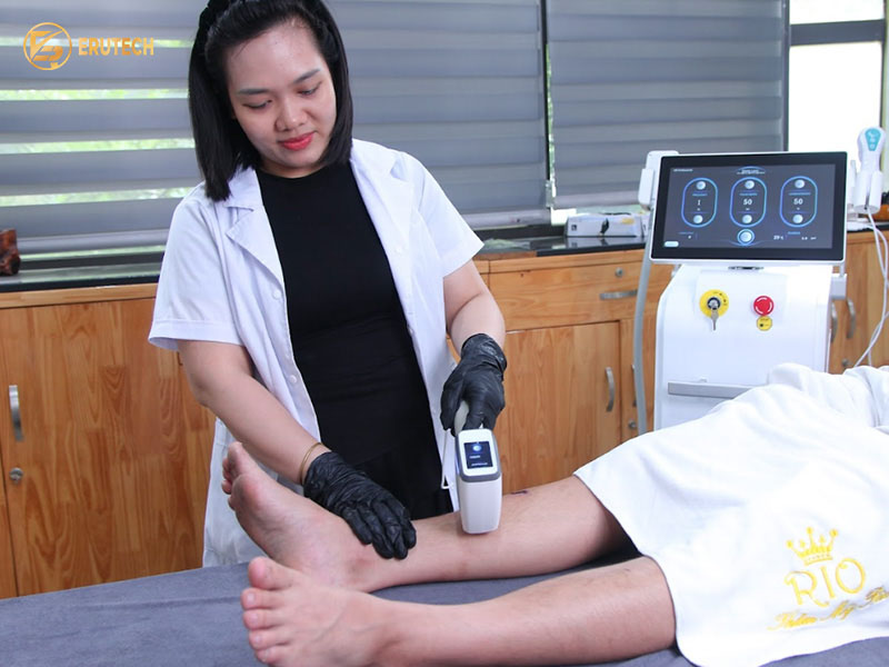 Chuyên viên đang thực hiện quy trình triệt lông an toàn tại địa chỉ triệt lông toàn thân uy tín Thẩm mỹ Rio.