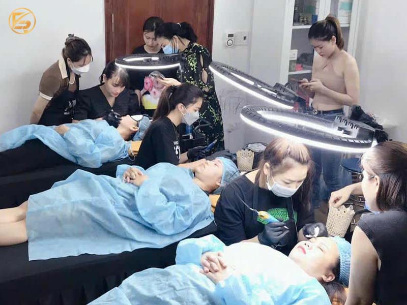 Biển hiệu Thẩm mỹ Rio tại số 205 Thụy Khuê, địa chỉ học điêu khắc chân mày uy tín.