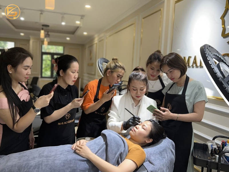 Giảng viên đang thị phạm kỹ thuật điêu khắc chân mày cho học viên tại địa chỉ học điêu khắc chân mày uy tín.