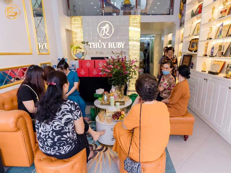 Không gian sang trọng tại Thủy Ruby, một địa chỉ học điêu khắc chân mày và làm đẹp uy tín.