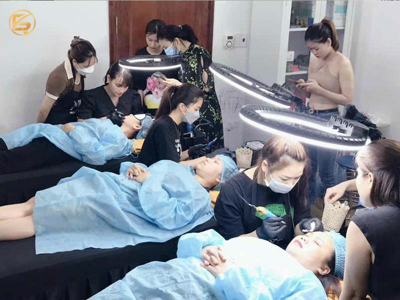 Học viên đang thực hành thực tế trên người thật tại địa chỉ học phun mí mắt.