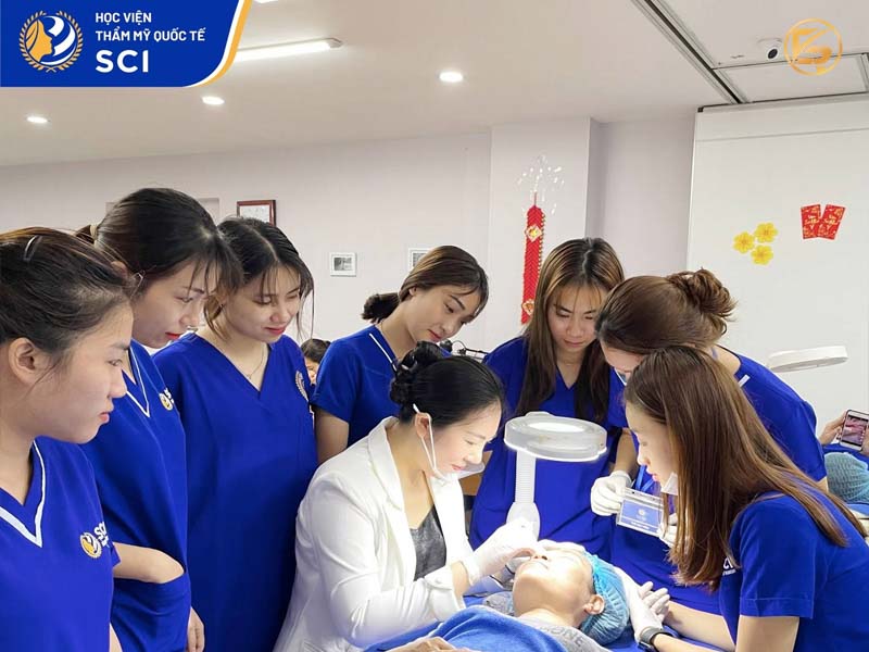 Giảng viên Học viện Thẩm mỹ Quốc tế SCI đang hướng dẫn kỹ thuật tại địa chỉ học phun mí mắt.