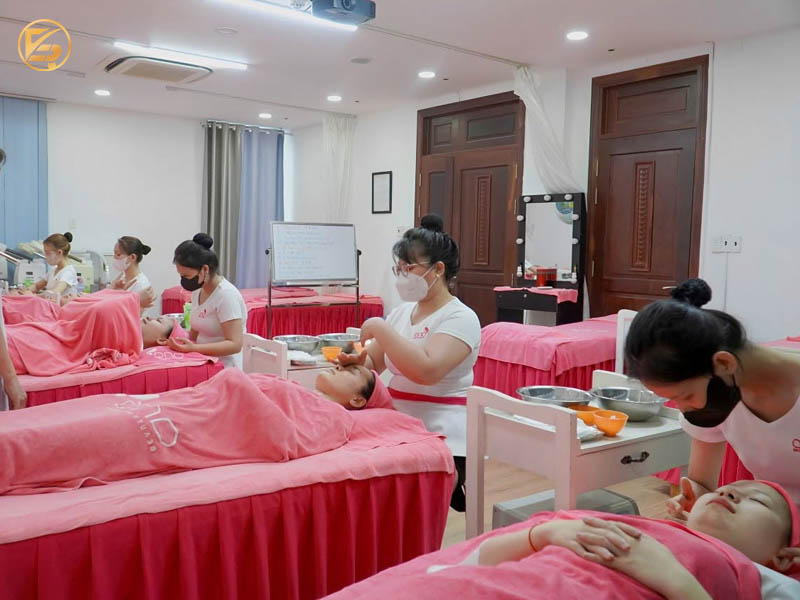 Phòng học thực hành rộng rãi và hiện đại tại địa chỉ học phun mí mắt.
