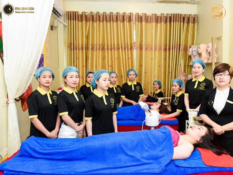 Tập thể học viên và giảng viên Eva Xinh USA tại địa chỉ học phun mí mắt.