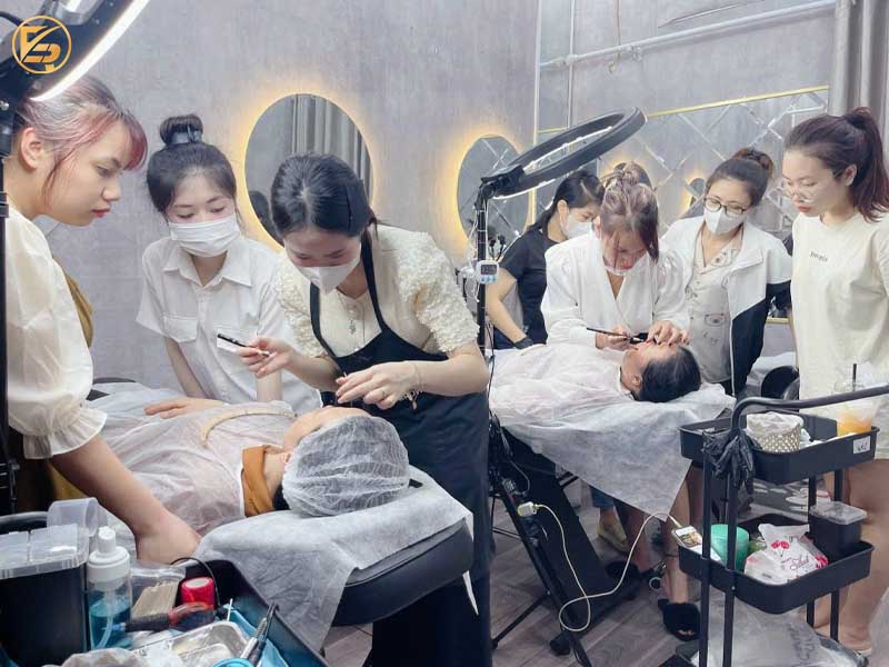 Học viên thực hành phun môi trên người thật tại một địa chỉ học phun môi uy tín.