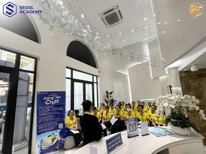 Khung cảnh lớp học tại Seoul Academy, địa chỉ học phun môi uy tín và chuyên nghiệp.