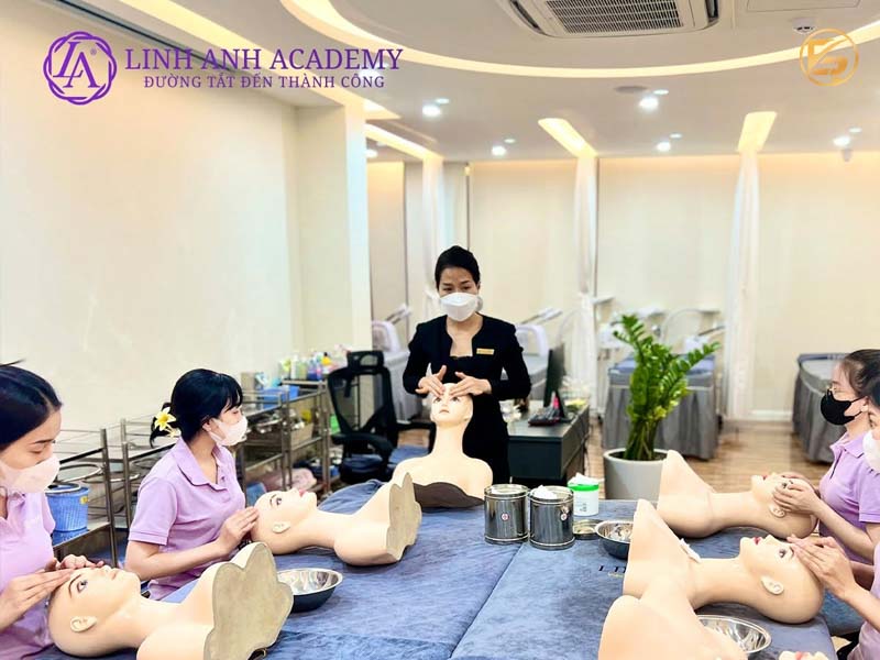 Học viên thực hành thao tác trên ma nơ canh tại địa chỉ học phun xăm Linh Anh Academy.