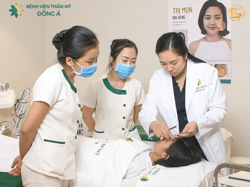 Bác sĩ Bệnh viện Thẩm mỹ Đông Á hướng dẫn kỹ thuật đo vẽ chân mày chuẩn tỷ lệ vàng cho hai kỹ thuật viên