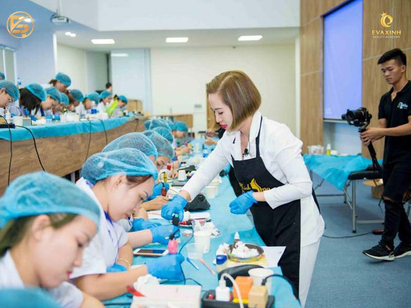 Giảng viên Eva Xinh Beauty Academy hướng dẫn học viên thực hành kỹ thuật phun xăm trên mô hình giả lập
