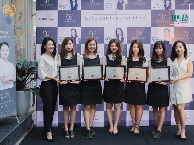 Tập thể học viên rạng rỡ cầm chứng chỉ tốt nghiệp khóa học làm đẹp