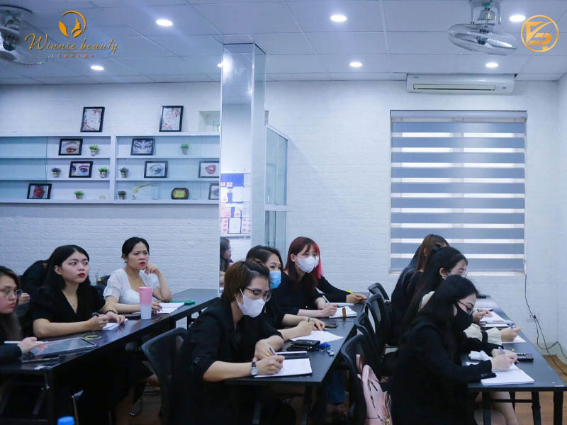 Lớp học lý thuyết phun xăm thẩm mỹ bận rộn và tập trung tại Winnie Beauty Academy