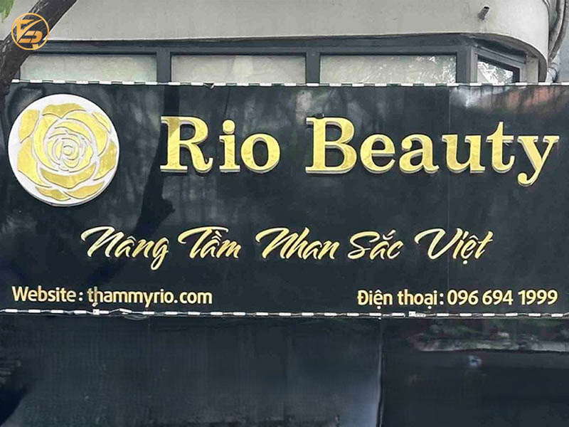 Biển hiệu cơ sở thẩm mỹ Rio Beauty, một địa chỉ học triệt lông chuyên nghiệp.
