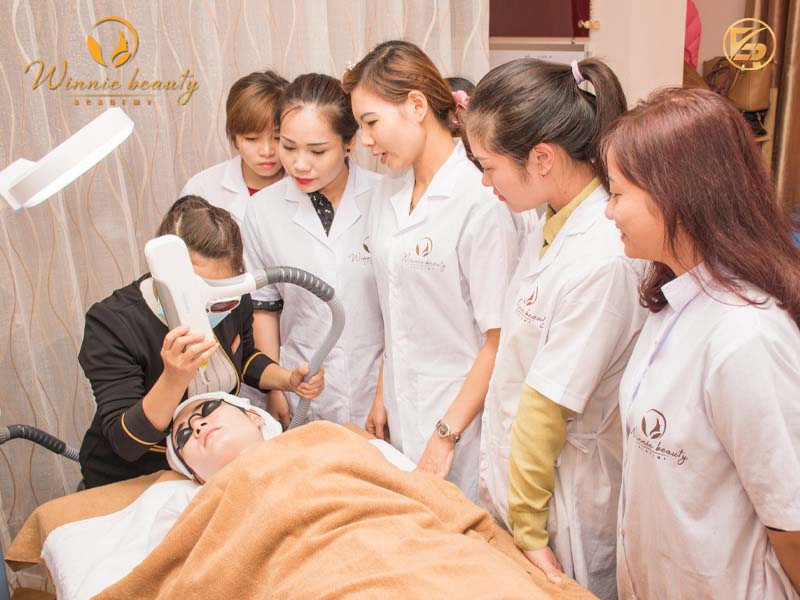 Giờ thực hành công nghệ cao tại địa chỉ học triệt lông Winnie Beauty Academy.