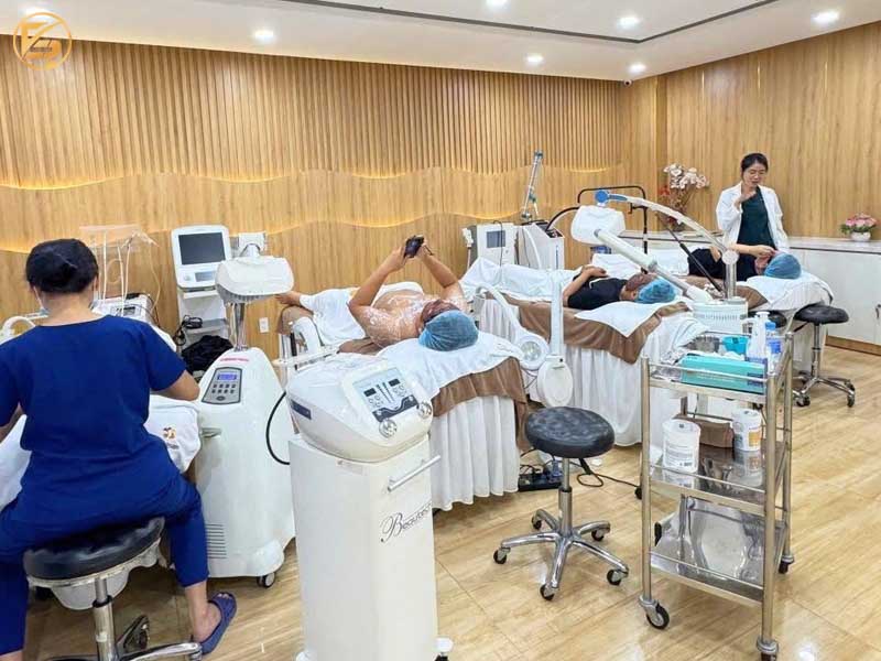 Không gian khang trang, sầm uất với hệ thống nhận diện thương hiệu nổi bật tại Kangnam.