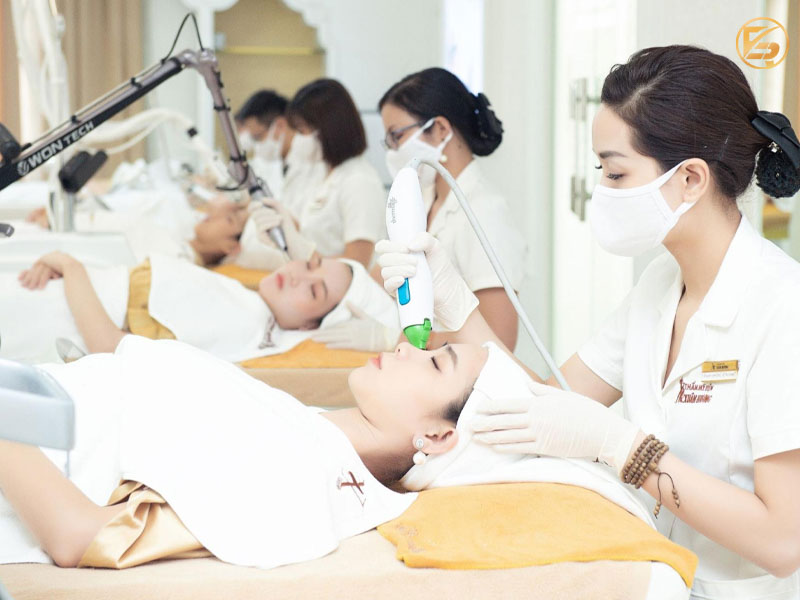 Khách hàng đang được chăm sóc tận tình trong một không gian yên tĩnh, thư giãn tại Xuân Hương Beauty.