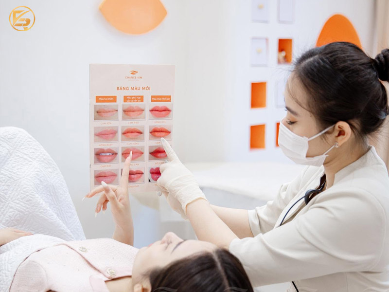 Chuyên viên tư vấn bảng màu cho khách hàng tại địa chỉ phun môi cam sữa Chance Kim.