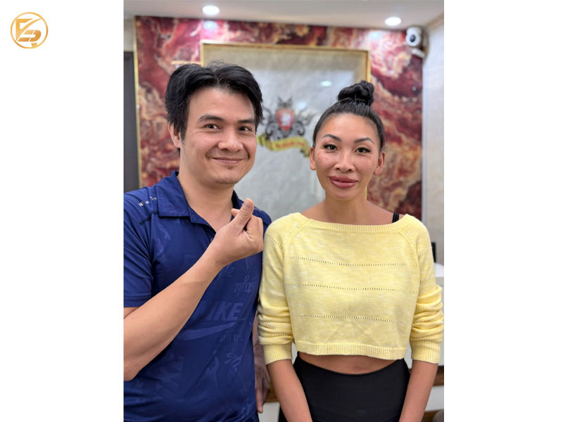 Chuyên gia chụp ảnh cùng khách hàng sau khi phun môi hồng đào thành công.