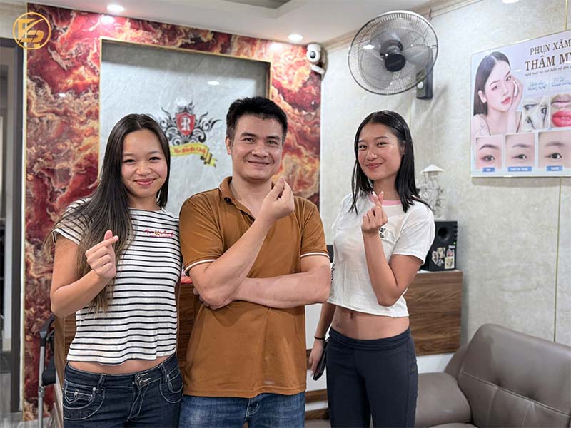 Khách hàng vui vẻ chụp ảnh cùng chuyên gia tại địa chỉ phun môi ombre uy tín.