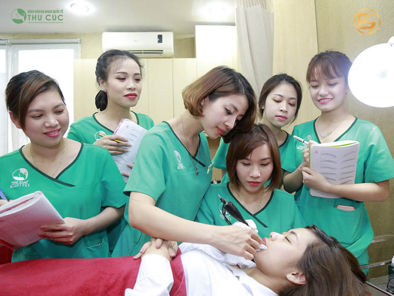 Đội ngũ chuyên viên thẩm mỹ Thu Cúc thực hiện phun môi ombre chuyên nghiệp.