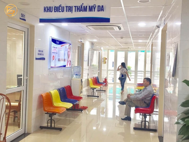 Khu vực biển hiệu và lối vào khoa thẩm mỹ của bệnh viện Da liễu Trung ương.