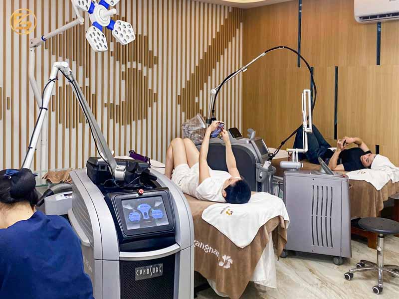 Không gian sảnh chờ quy mô, hiện đại của bệnh viện thẩm mỹ Kangnam., phòng điều trị triẹt chân tóc