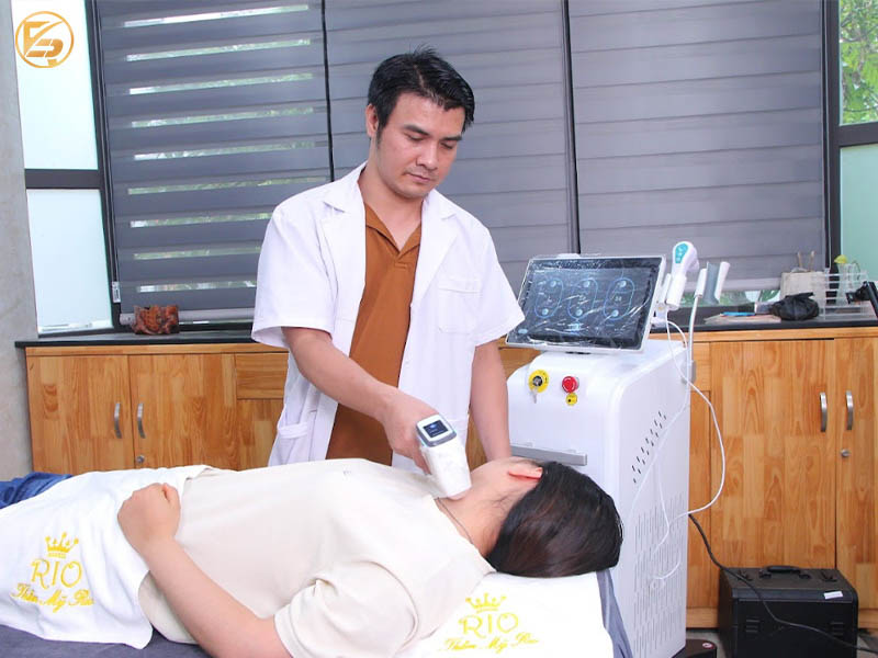 Chuyên gia thực hiện kỹ thuật triệt lông cổ tại địa chỉ triệt lông cổ uy tín Rio Beauty Clinic