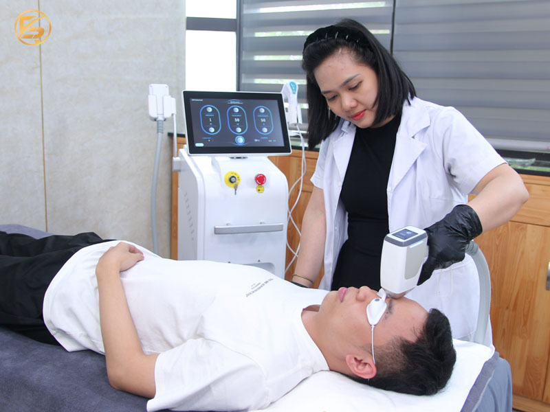 Chuyên viên thực hiện công nghệ laser tại địa chỉ triệt lông mày uy tín.