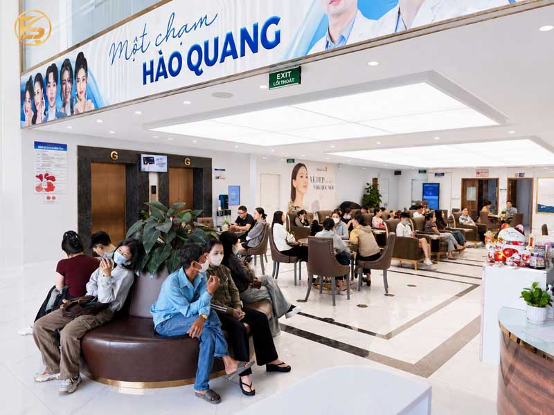Sảnh chờ đông đúc khách hàng tại địa chỉ triệt lông mày uy tín được nhiều người tin tưởng.