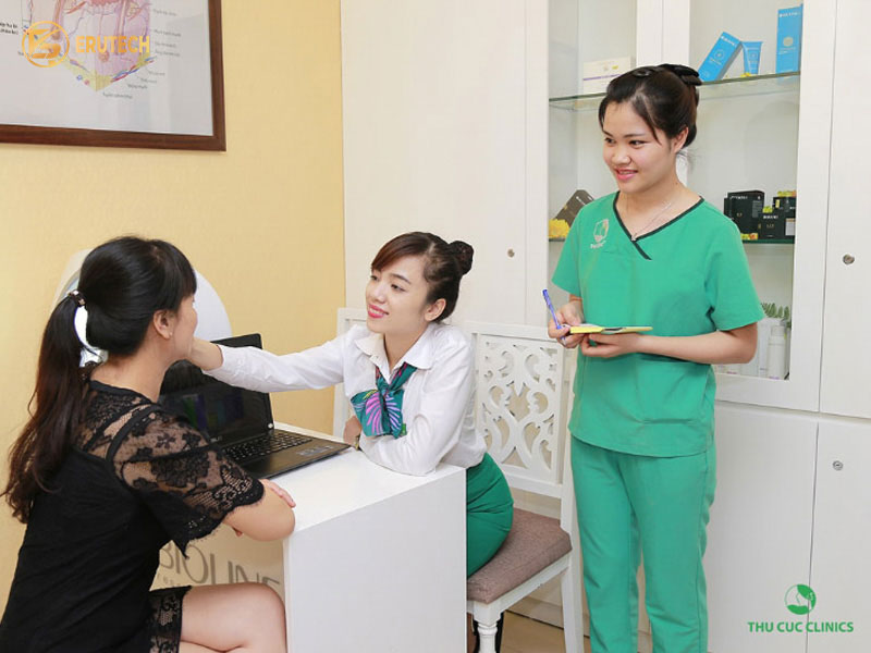 Khách hàng nhận tư vấn tại Thu Cuc Clinics là địa chỉ triệt lông nữ chất lượng cao đồng hành cùng công nghệ Erutech.