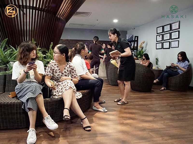Nhân viên đang tư vấn cho khách hàng tại sảnh của Hasaki