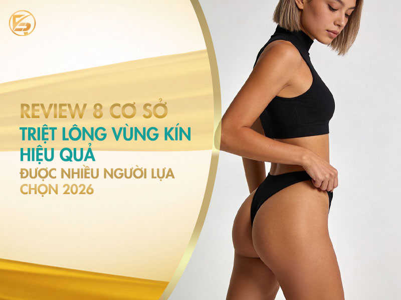 Một cô gái tự tin mặc trang phục bikini dạo bước trên bãi biển nhờ làn da cơ thể láng mịn