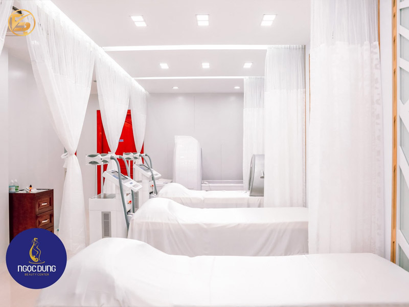 Khu vực điều trị sạch sẽ mới mẻ của cơ sở Ngọc Dung, mang tông màu hoàng gia ấm cúng