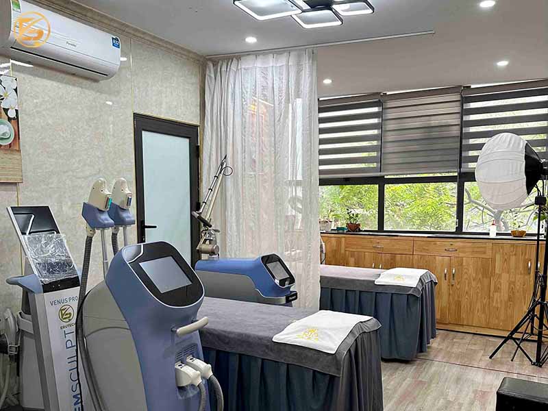 Khu vực thực hiện liệu trình tại cơ sở triệt lông vùng kín được bố trí gọn gàng với nhiều thiết bị hiện đại.
