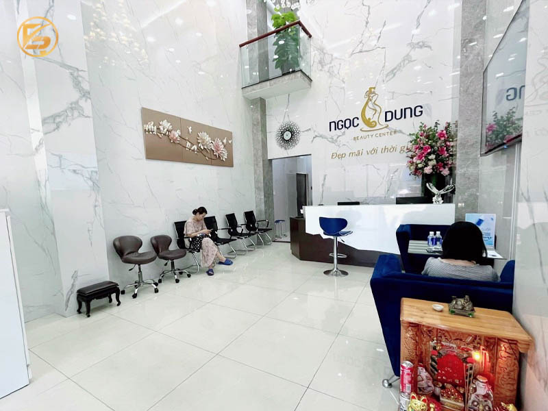 Không gian sảnh chờ sang trọng tại Ngọc Dung Beauty Center - một địa chỉ xăm chân mày phong thủy uy tín.