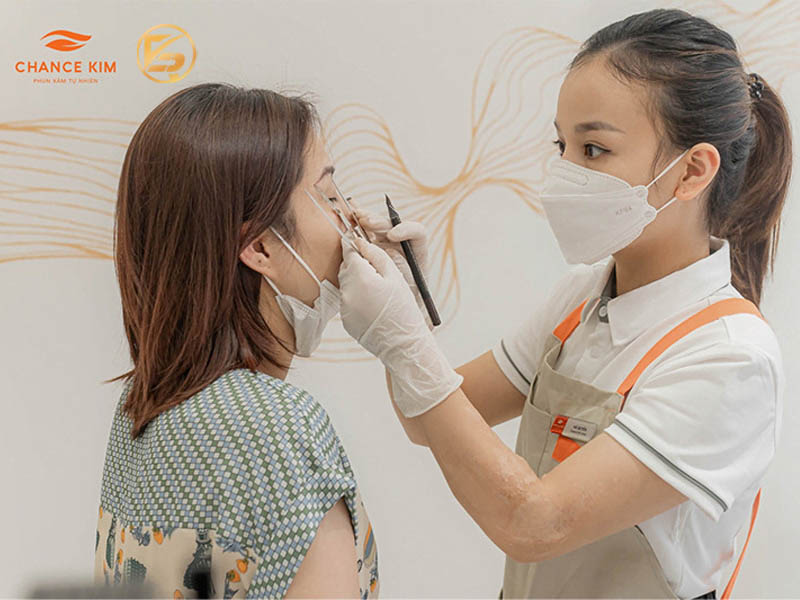 Chuyên gia tại Chance Kim đang đo vẽ dáng mày chuẩn nhân tướng học tại địa chỉ xăm chân mày phong thủy uy tín.