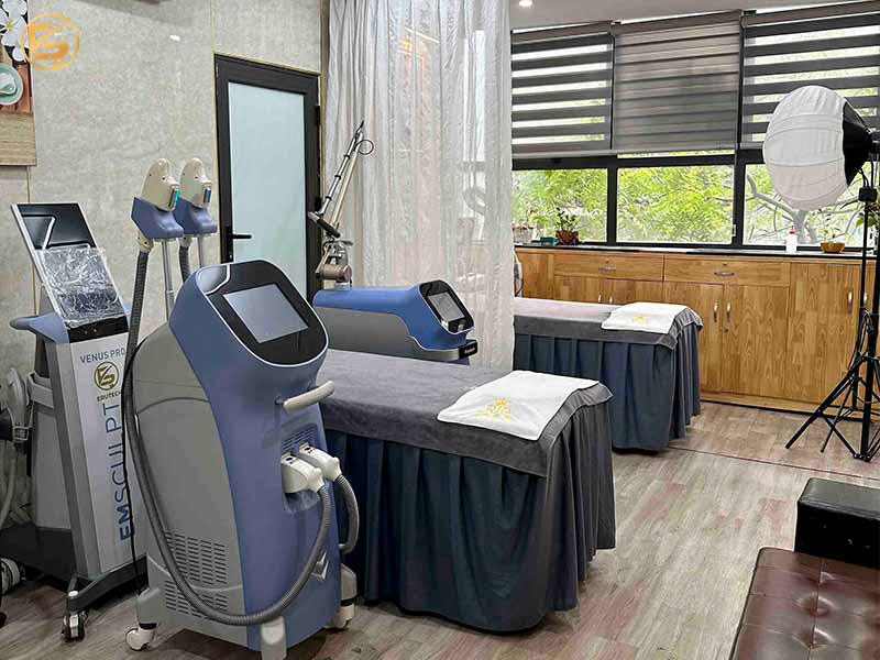 Không gian phòng thẩm mỹ hiện đại và trang thiết bị tân tiến tại địa chỉ xăm lông mày nam chất lượng.