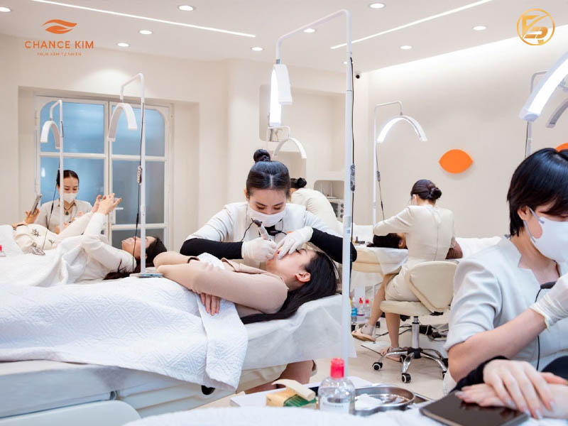 Khách hàng đang trải nghiệm dịch vụ điêu khắc chân mày chuyên nghiệp tại địa chỉ xăm lông mày nam.