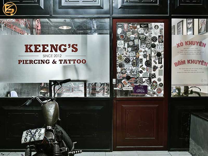Mặt tiền studio Keeng's Piercing & Tattoo phong cách vintage, cá tính với xe máy cổ điển.