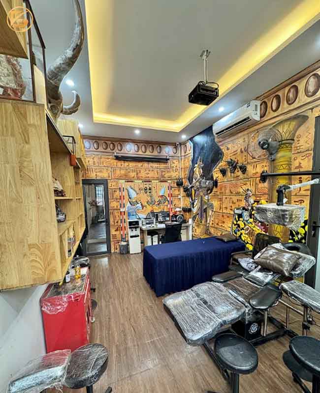 Tiệm xỏ khuyên và xăm mình đẳng cấp với không gian rộng rãi, trang thiết bị hiện đại và thiết kế chủ đề Ai Cập cổ đại độc đáo
