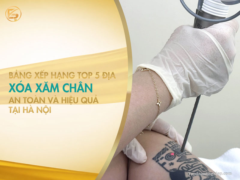Chuyên gia đang phân tích cấu trúc da vùng chân và tư vấn phác đồ xử lý mực xăm cho khách hàng tại không gian đón tiếp hiện đại.